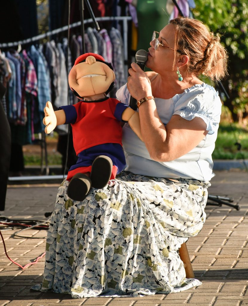 Adriana Biazoli com teatro de Fantoches